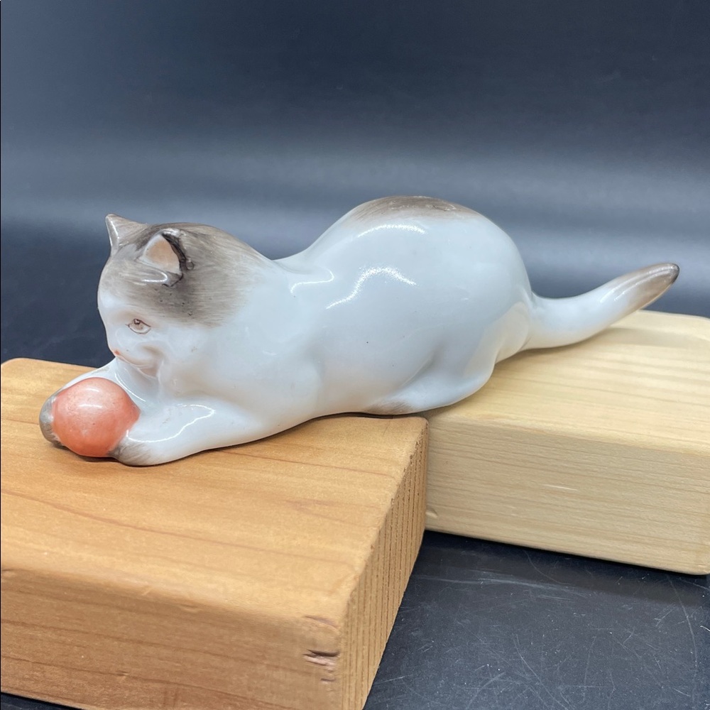 Vintage MCM Ceramic Cat Figurine Hand-Painted Tabby with Ball of Yarn 4.5” - Picture 3 of 7